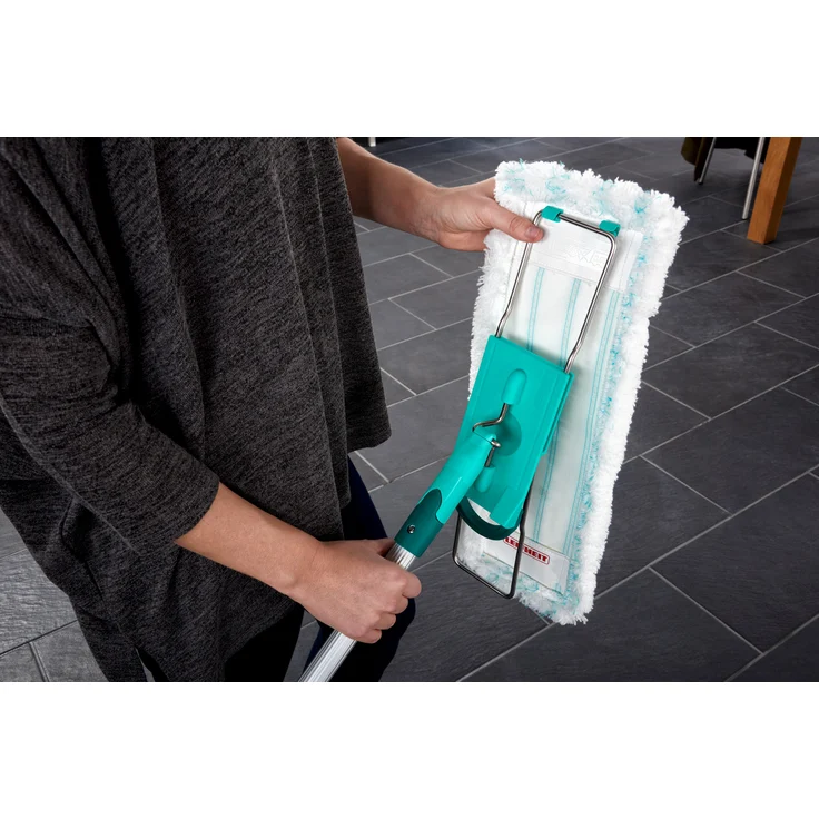 Leifheit Bodenwischer Profi XL micro duo Aluminiumstiel, 55045, für Fliesen und Steinböden, 2-Faser-Wischbzug  – Bild 13