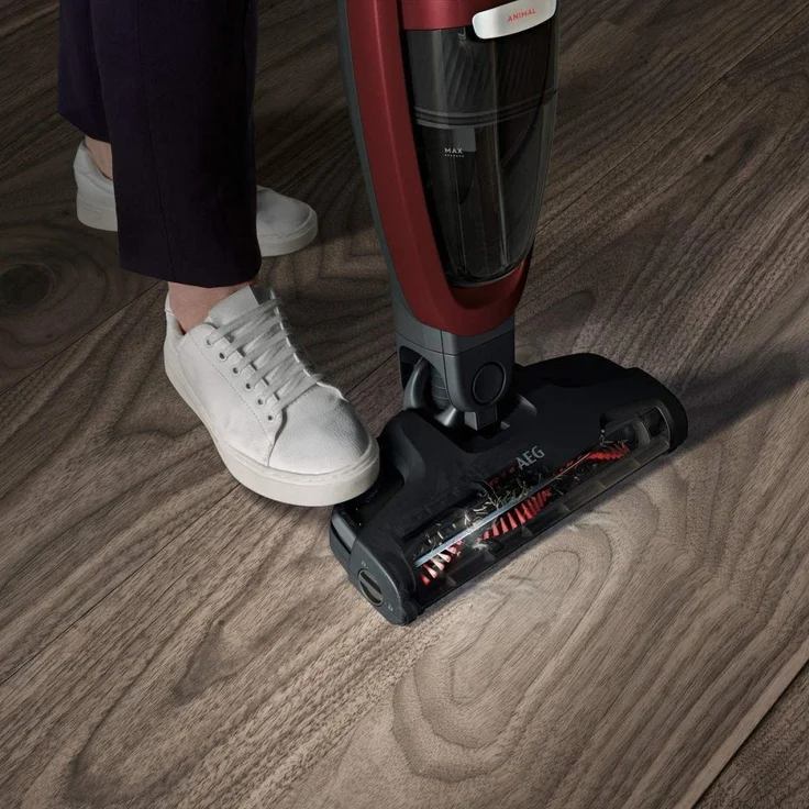AEG QX7-1ULTAT Ultimate Handstaubsauger, 50 min Akkubetrieb, Bürstenreinigungsfunktion, Power Softrolle, freistehend, chili red metallic – Bild 5