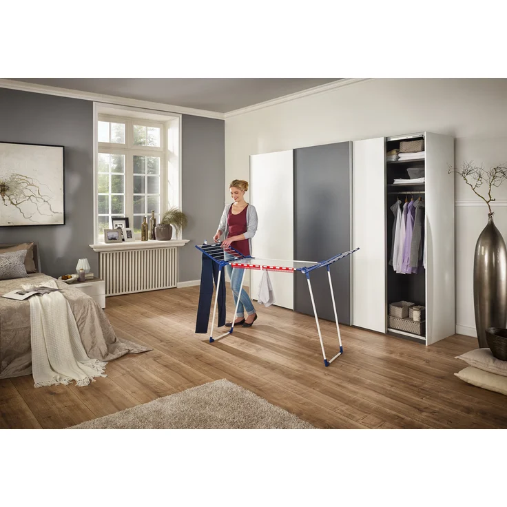 Leifheit Standtrockner Pegasus 150 Solid Slim, standfester Wäscheständer mit Flügeln auch für lange Kleidungsstücke, besonders schmaler Flügelwäschetrockner passt auch durch enge Türen, energiesparend – Bild 6