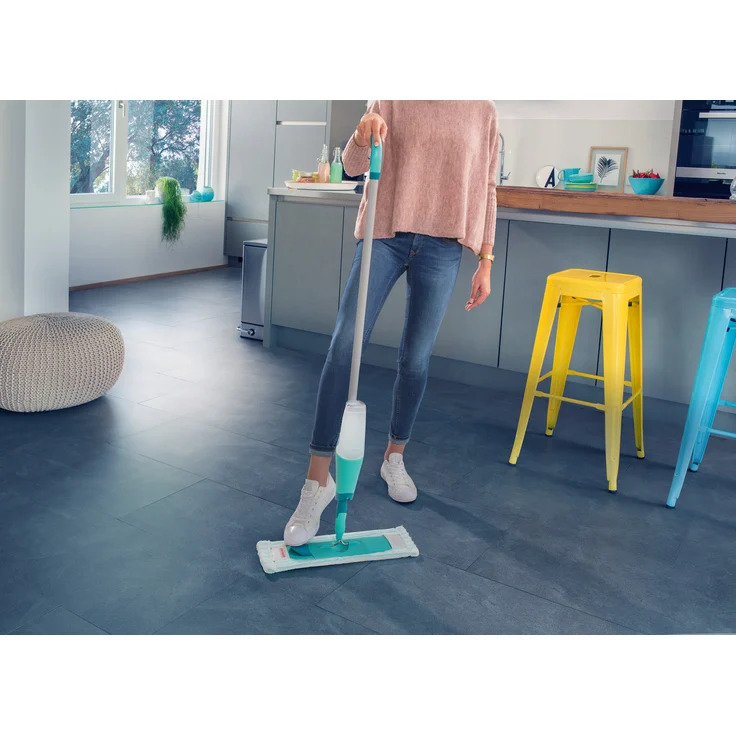 Leifheit Komfort Sprühwischer Easy Spray XL für schnelle Reinigung, Spray Mop mit Sprühdüse, Wischer mit Wassertank und 2-Faser-Wischbezug, Bodenwischer für alle Böden  – Bild 12