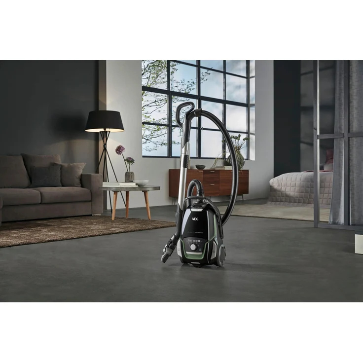 AEG VX9-2-ÖKO Staubsauger mit Beutel (70% Recyclingmaterial, inkl. Zusatzdüsen, 12 m, 850 Watt, nur 65 dB(A), 5 l Staubbeutelvolumen, waschbarer Filter, neue technische Version, schwarz-grün)  – Bild 7