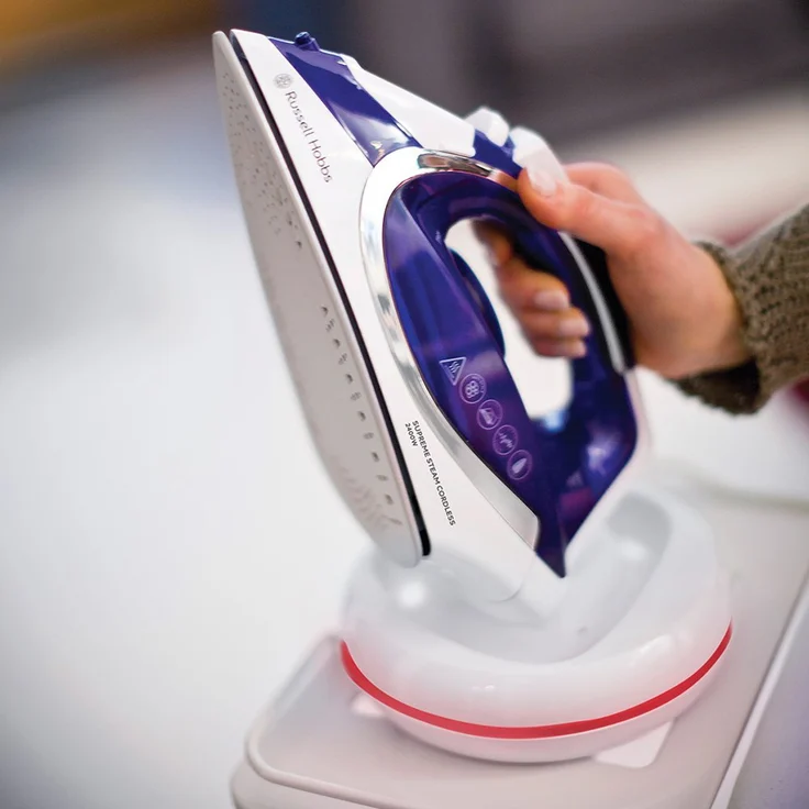 Russell Hobbs 23300-56 Dampfbügeleisen SupremeSteam Cordless, 2400 Watt, kabellos, Basisstation, Keramik-Bügelsohle, lila-weiß – Bild 3