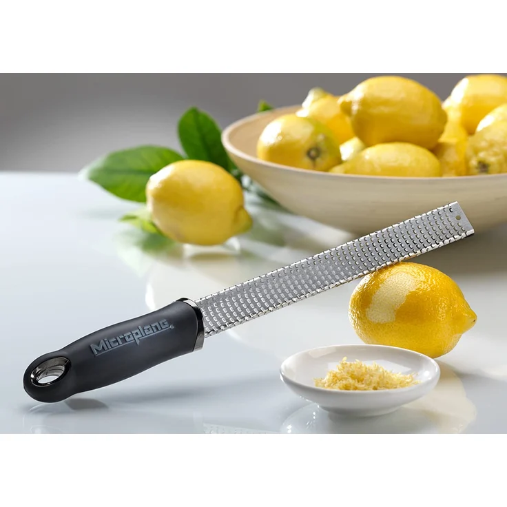 Microplane Zester Reibe Fein Schwarz Edelstahl aus der Premium Classic Serie für Zitrusfrüchte, Hartkäse, Ingwer, Schokolade, Muskatnuss und Trüffel – Bild 3