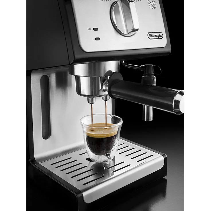 De'Longhi ECP 35.31 Espresso Siebträgermaschine, Siebträgerhalter mit Aluminium Finish, Professionelle Milchschaum Düse, Filtereinsatz für 1 oder 2 Tassen, Auch für Pads Geeignet, Schwarz-Silber – Bild 4