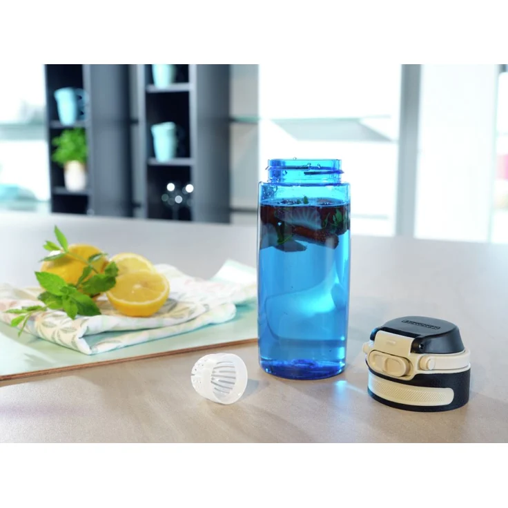 Leifheit Tritanflasche Flip 550ml, 100% dichte Sportflasche, Öffnen mit einer Hand, leichte und bruchsichere Trinkflasche mit Filter für Fruchteinsatz, nachhaltige Wasserflasche, BPA frei, blau – Bild 2