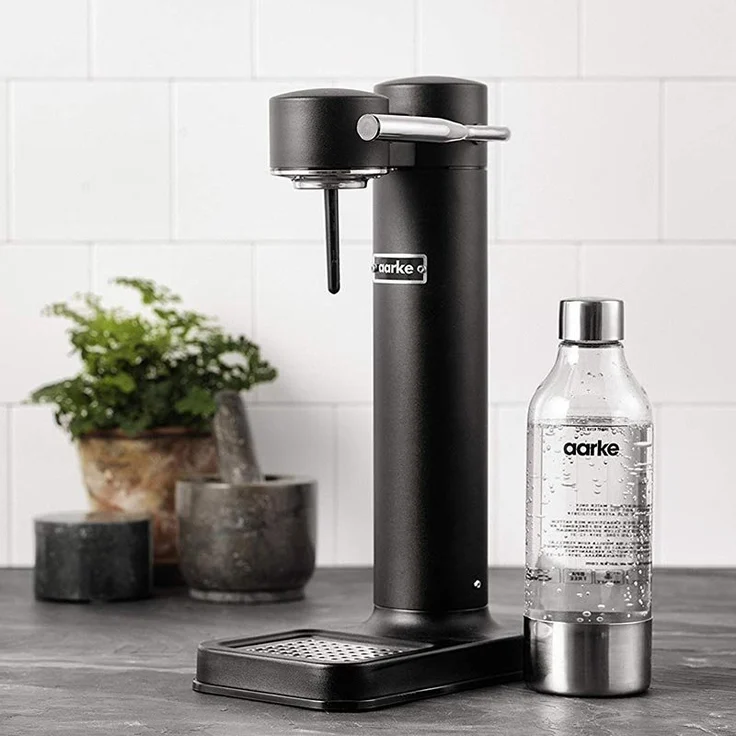 Aarke Carbonator II Wassersprudler, Edelstahl Gehäuse, inkl. 0,8L PET-Flasche (BPA frei), kompatibel mit handelsüblichen 60L CO2 Zylindern, Schwarz matt – Bild 2