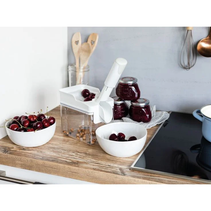 Leifheit Cherrymat 3.0 Kirschenentkerner, für schnelles Entkernen, Kirschkernentferner, trennt Kern & Fruchtfleisch, Kirschenentsteiner mit Auffangbehälter, super platzsparender Kirschenpflücker, Kunststoff, weiß – Bild 3
