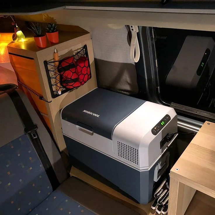Mobicool MCF60, elektrische Kompressorkühlbox, Energieeffizienzklasse B, 58 l, 12-24-230 V, Mini-Kühlschrank für Auto, Lkw, Boot + Steckdose – Bild 3