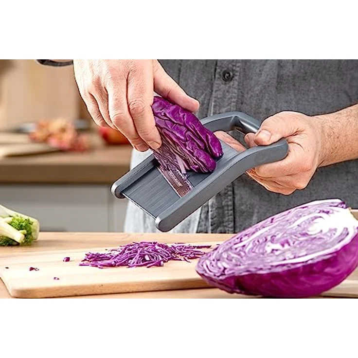 FACKELMANN Kompakt-Hobel, Gemüsehobel mit Edelstahlklinge, Reibe mit ergonomischem Griff (Farbe: Schwarz-Silber), Menge: 1 Stück – Bild 7