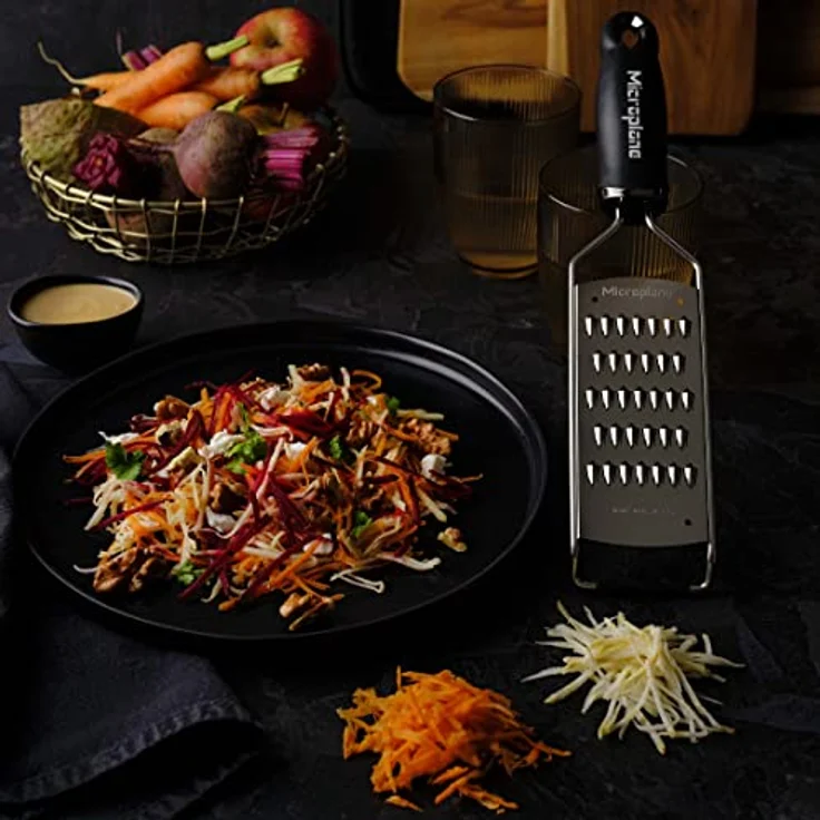 Microplane Feine Julienne-Reibe Edelstahl Schwarz aus der Gourmet Serie für Karotte, Zucchini, Kartoffel, Apfel, Rote Beete und Rettich – Bild 5