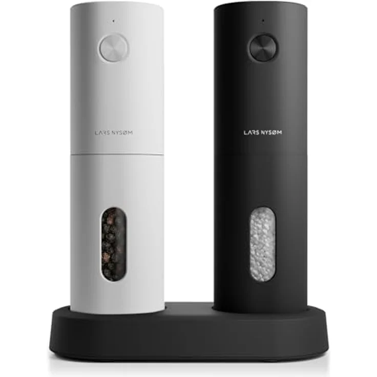 LARS NYSØM Salz und Pfeffer Mühle Elektrisch 2er Set mit einstellbarem Keramik-Mahlwerk von grob bis fein I Design Gewürzmühlenset Automatisch (2 Stück, Black/White) – Bild 1