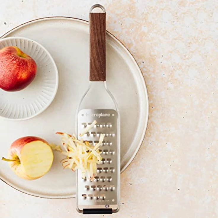 Microplane Reibe sehr grob Walnussholz Edelstahl aus der Master Serie für Kartoffel, Zucchini, Karotten, Apfel, Kohl und Weichkäse – Bild 6