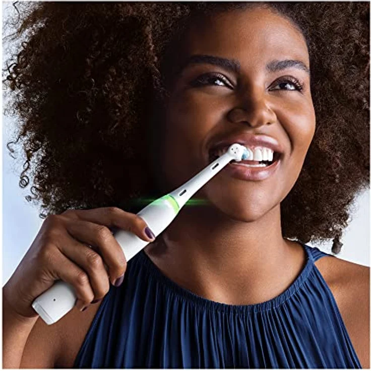 Oral-B iO 4N Elektrische Zahnbürste mit wiederaufladbarem Griff, 1 Kopf und Reisekoffer, entworfen von Braun, Originelle Geschenke für Damen und Herren - Weiß – Bild 3