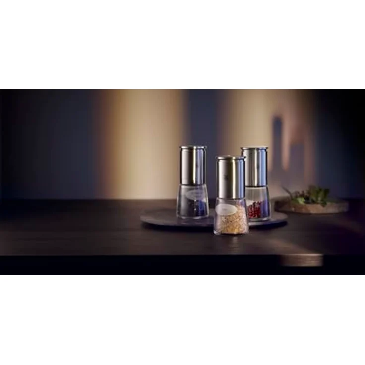 WMF De Luxe Salz und Pfeffermühle-Set 2-teilig, befüllt, Keramikmahlwerk, Edelstahl Cromargan, Glas, Gewürzmühle für Salz, Pfeffer, Chillischoten, getrocknete Kräuter, H 14 cm, Ø 6 cm, schwarz weiß – Bild 2