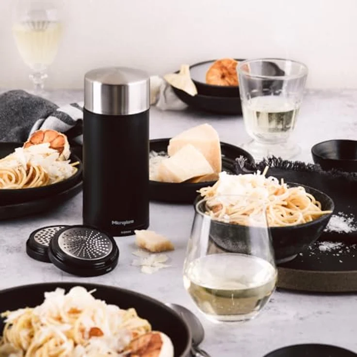 Microplane Universal Mill Edelstahlreibe mit Deckel | Ideal für Käse, Schokolade, Knoblauch, Nüsse, Samen, Kokosnuss und Gewürze | Präzises und einfach zu bedienendes Küchenwerkzeug – Bild 5
