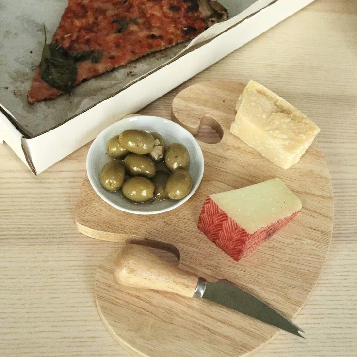 Kikkerland Mushroom Cutting Board & Knife, pilzförmiges Schneidebrett aus Gummibaumholz mit rostfreiem Stahlmesser, 21,6 x 27,8 cm