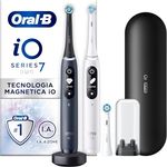 Oral-B iO 7 Set mit 2 elektrischen Zahnbürsten, Schwarz und Weiß, 2 Bluetooth-fähige Griffe mit Magnettechnologie, Geschenk für Vatertag, 3 Bürsten, 1 Premium-Reiseetui