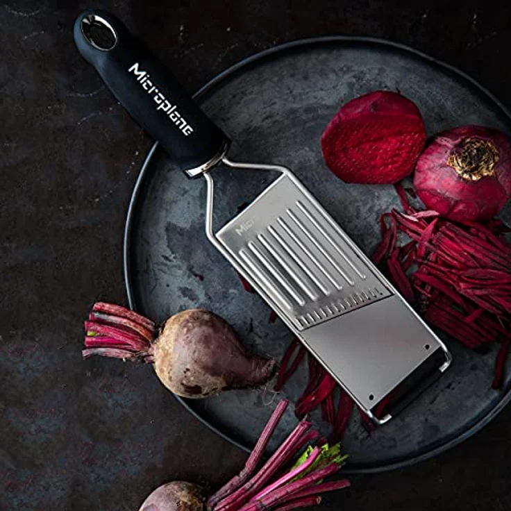 Microplane Profi Juliennehobel Edelstahl Schwarz aus der Gourmet Serie für Kartoffel, Apfel, Karotte, Zucchini und Rotkohl – Bild 7