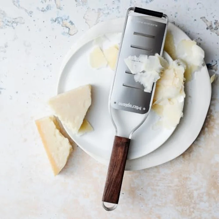 Microplane grobe Reibe, professionelle Küchenreibe mit Edelstahlklingen und Walnussgriff, Silber – Bild 5