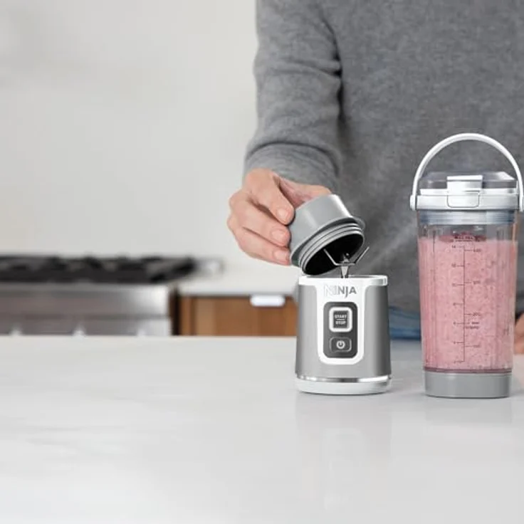Ninja Blast Tragbarer Mixer / Blender / Smoothie Maker, 530ml Becher, Auslaufsicherer Deckel, Leistungsstarker Mini Standmixer, Kabellos & Wiederaufladbar, Zerkleinert Eis & Obst, Weiß, BC151EUWH – Bild 3