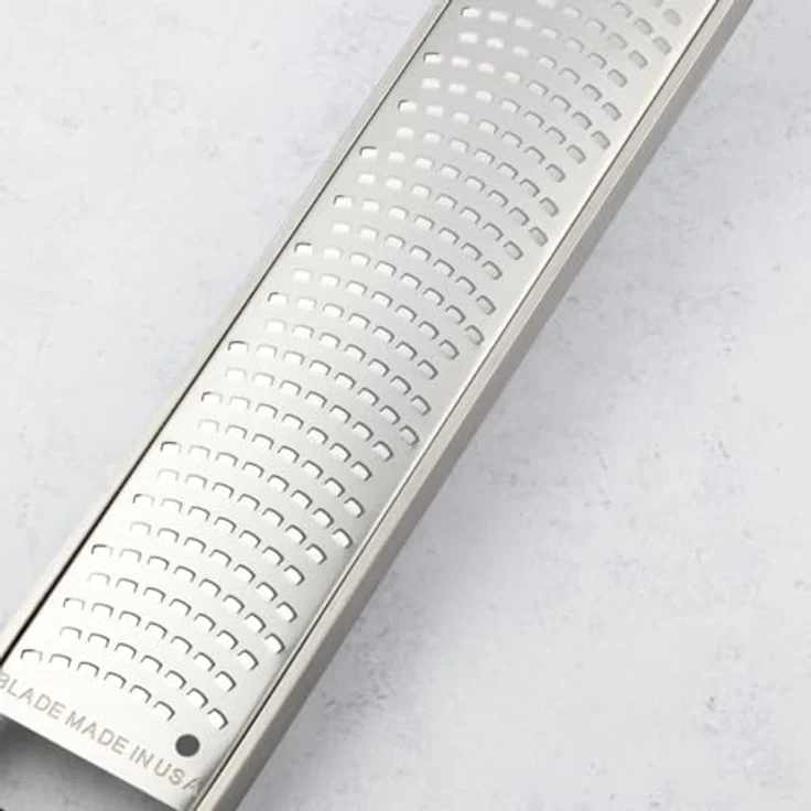 Microplane Küchenreibe Professional Serie Zester Reibe 59020, langlebige Edelstahlklinge, rutschfester Gummifuß, elegantes Design – Bild 5