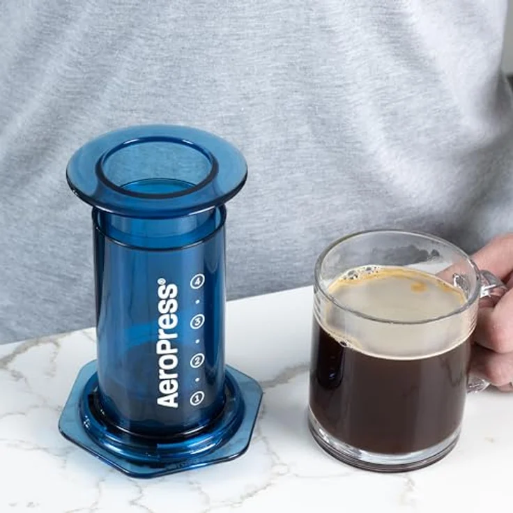 AeroPress Clear Blue Coffee Press - Transparentes Blau, 3 in 1 Brew Methode kombiniert French Press, Pourover, Espresso, vollmundiger Kaffee ohne Körnung oder Bitterkeit, 10.0 Unzen Kapazität, kleine tragbare Kaffeemaschine für Camping & – Bild 3