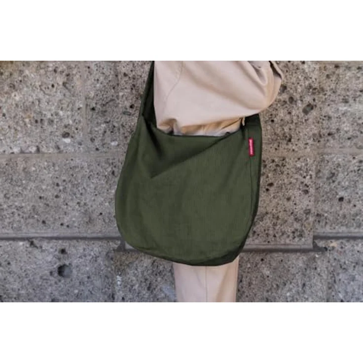 reisenthel Moonbag Schultertasche 48 cm, aus 100% Polyester, platzsparend und stylisch – Bild 8