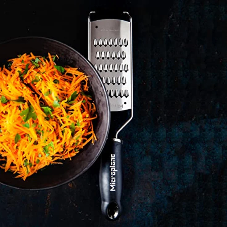 Microplane Feine Julienne-Reibe Edelstahl Schwarz aus der Gourmet Serie für Karotte, Zucchini, Kartoffel, Apfel, Rote Beete und Rettich – Bild 6
