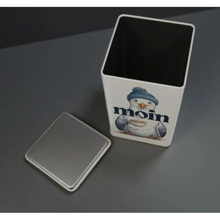 speecheese Möwe trinkt Friesentee Teedose 900ml, maritimes Design mit blau-weiß gestreifter Mütze und Schriftzug "MOIN" – Bild 4