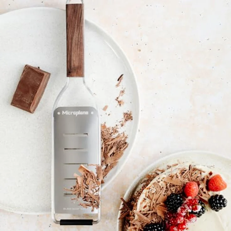 Microplane grobe Reibe, professionelle Küchenreibe mit Edelstahlklingen und Walnussgriff, Silber – Bild 6