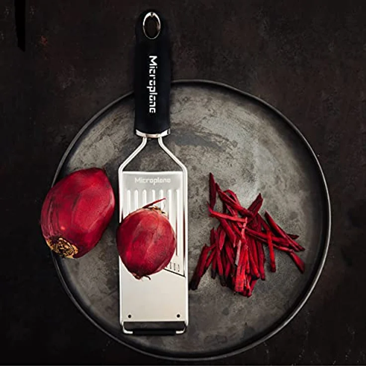 Microplane Profi Juliennehobel Edelstahl Schwarz aus der Gourmet Serie für Kartoffel, Apfel, Karotte, Zucchini und Rotkohl – Bild 6