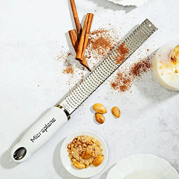 Microplane Zester Reibe Fein Weiß Edelstahl aus der Premium Classic Serie für Zitrusfrüchte, Hartkäse, Ingwer, Schokolade, Muskatnuss und Trüffel – Bild 6