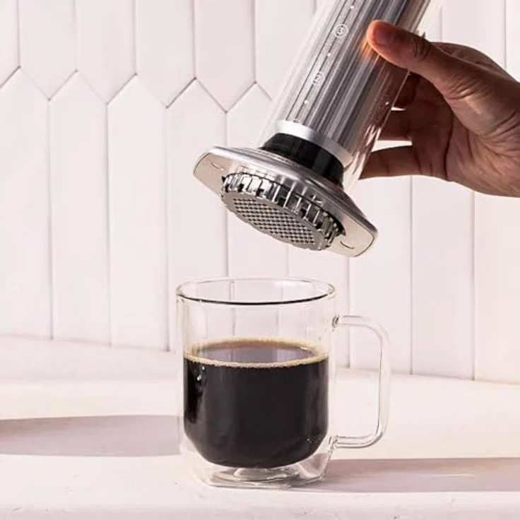 AeroPress Premium Kaffeebereiter – 3-in-1 Brühmethode für French Press, Espresso und kräftigen Kaffee, aus Glas und Edelstahl, schnell und sauber ohne Bitterkeit – Bild 5