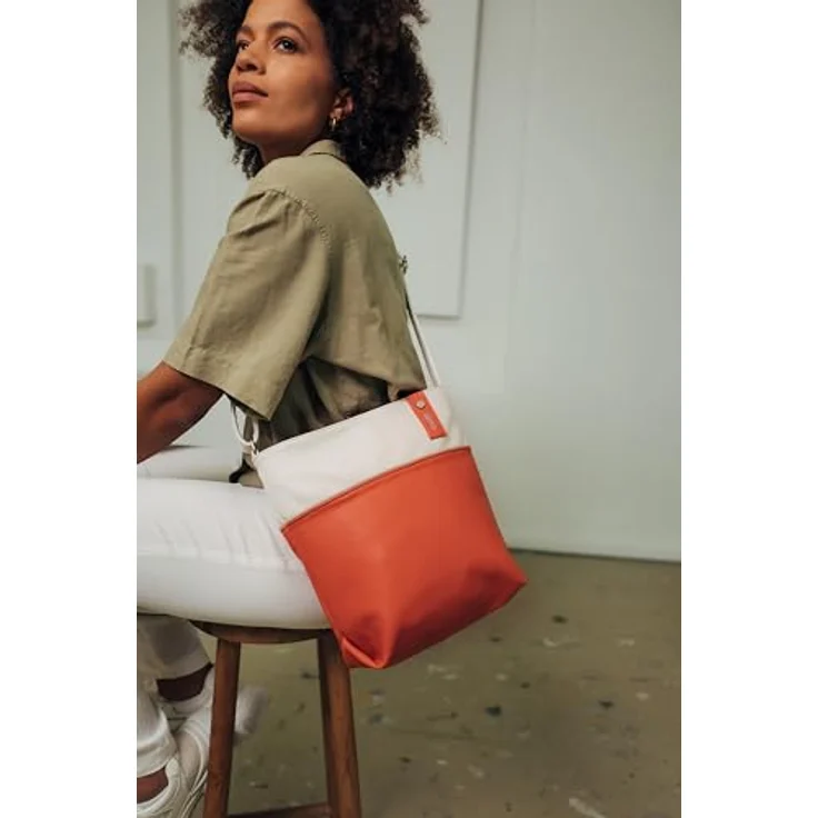 ZWEI Beuteltasche Jana J10, Kunstleder Umhängetasche mit geräumigem Hauptfach, rückseitigem Reißverschlussfach und herausnehmbarem Etui, orange – Bild 7