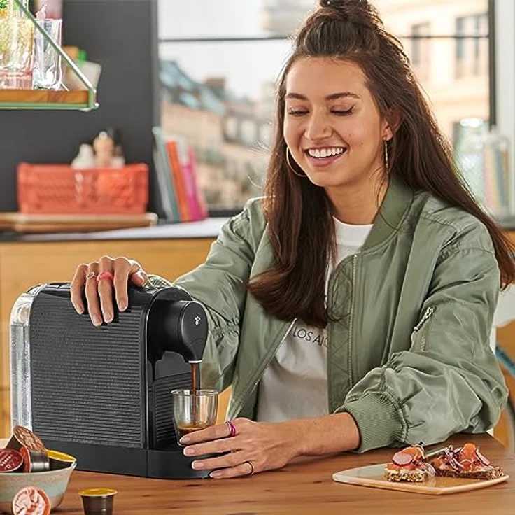 Tchibo Cafissimo „Pure plus“ Kaffeemaschine Kapselmaschine inkl. 30 Kapseln für Caffè Crema und Espresso, 0,8l, 1250 Watt, Schwarz - Benutzerfreundliche Kapselmaschine mit Drei-Druck-Brühsystem und nachhaltigen Kapseln – Bild 8