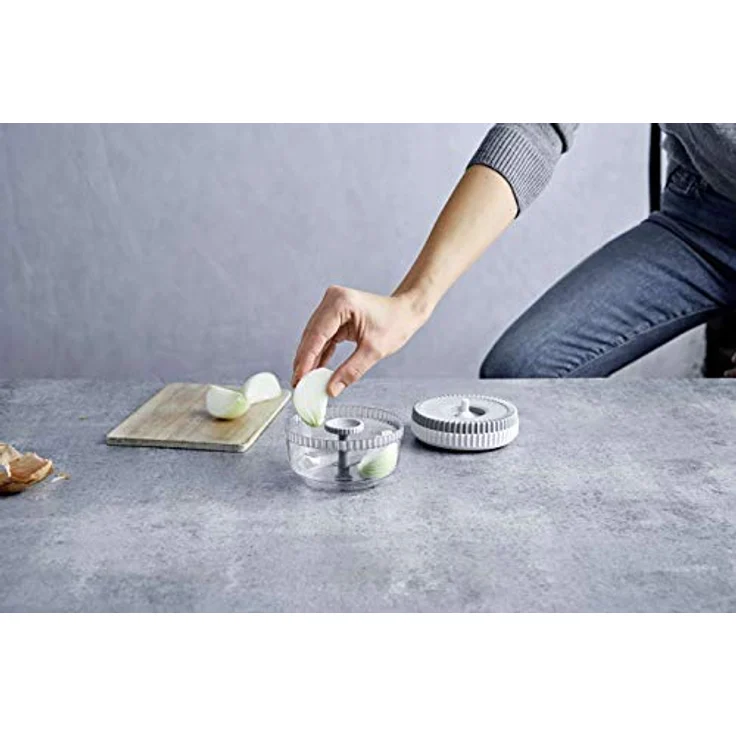 Betty Bossi Onion Chopper ist Nicht nur Zwiebelschneider, sondern echter Allrounder – als Zwiebelhacker, Gurkenschneider oder für sämtliche andere Zutaten – Bild 2