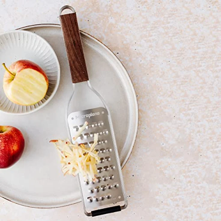 Microplane Reibe sehr grob Walnussholz Edelstahl aus der Master Serie für Kartoffel, Zucchini, Karotten, Apfel, Kohl und Weichkäse – Bild 8