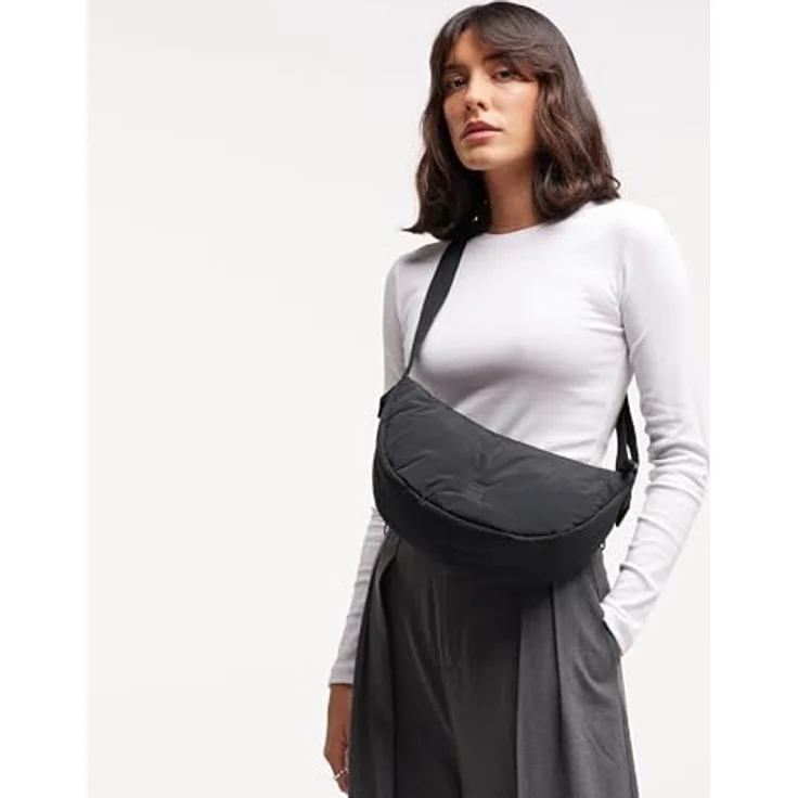 Got Bag Cloud Moon Bag small, Umhängetasche aus recyceltem Nylon, 4l, schwarz monochrome, wasserabweisend – Bild 5