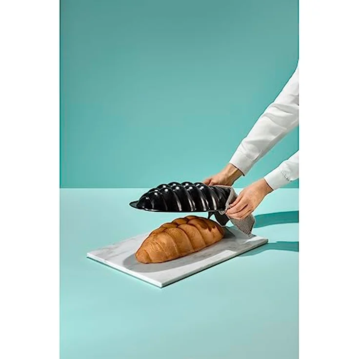 Kaiser Hefezopf Backform, 38 cm, antihaftbeschichtet, Backform für Ostern, praktischer Griffrand, leichtes Verzieren Osterbackform – Bild 4