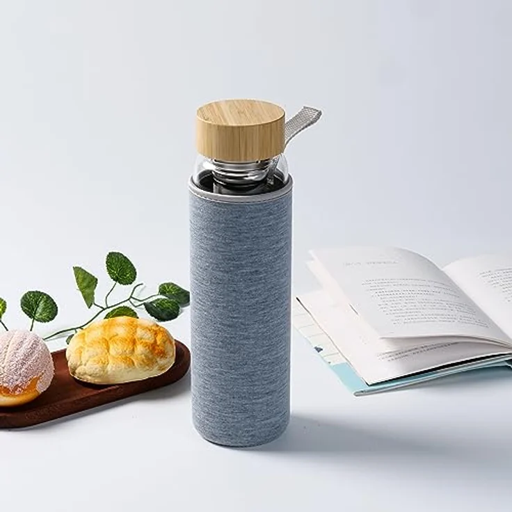 Penelife Teeflasche mit Sieb to go 1l - Glasflasche 1 Liter mit Edelstahl Sieb - Teeflasche 1l aus Borosilikatglas mit drehbarem Bambus Deckel und Neopren Schutzhülle - Grau – Bild 2
