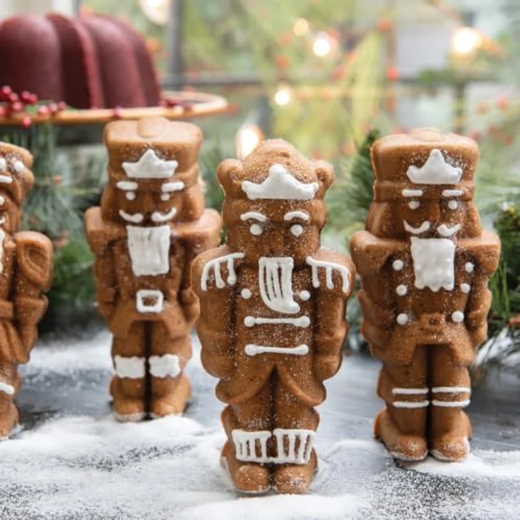 Nordic Ware Kuchenform mit Nussknackern, für 6 Tassen, goldfarben – Bild 6