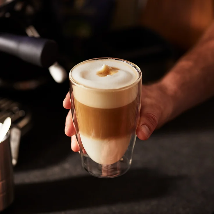 Tchibo Induktions-Milchaufschäumer, Spülmaschinengeeigneter Rührbehälter, Einsatz und Deckel, warmer und kalter Milchschaum, für Latte Macchiato, Cappuccino und Kakao, cremeweiß – Bild 7