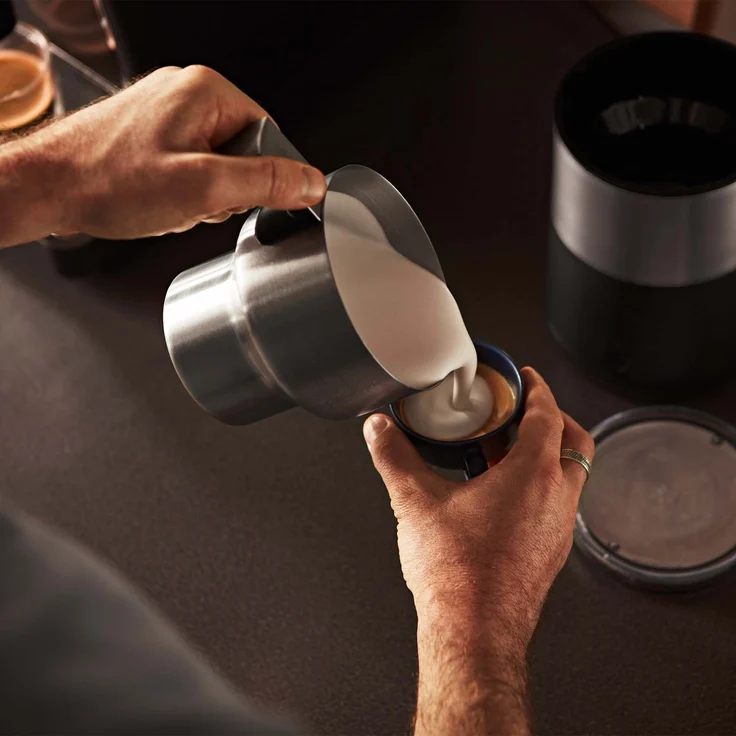Tchibo Induktions-Milchaufschäumer, Spülmaschinengeeigneter Rührbehälter, Einsatz und Deckel, warmer und kalter Milchschaum, für Latte Macchiato, Cappuccino und Kakao, cremeweiß – Bild 6