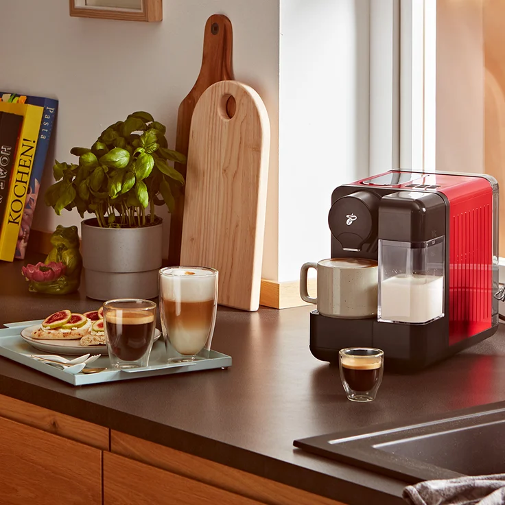 Tchibo Cafissimo milk Kaffeemaschine Kapselmaschine inkl. 30 Kapseln für Caffè Crema, Espresso, Kaffee und Milchspezialitäten, Rot – Bild 5