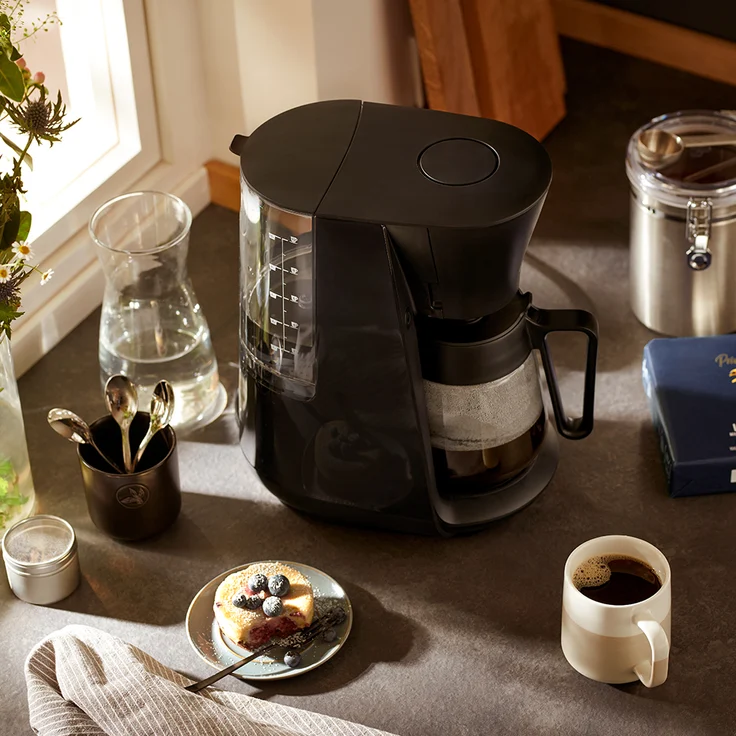Tchibo Filterkaffeemaschine „Let’s Brew“, für bis zu 10 Tassen Filterkaffee, 1,2L Aroma-Glaskaraffe, Edelstahl-Warmhalteplatte, Tropf-Stopp, Abschaltautomatik, Schwarz – Bild 7