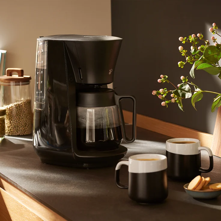 Tchibo Filterkaffeemaschine „Let’s Brew“, für bis zu 10 Tassen Filterkaffee, 1,2L Aroma-Glaskaraffe, Edelstahl-Warmhalteplatte, Tropf-Stopp, Abschaltautomatik, Schwarz – Bild 6