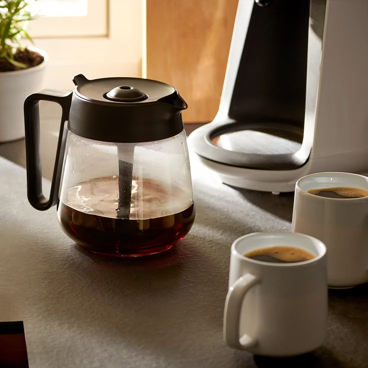 Tchibo Filterkaffeemaschine „Let’s Brew“, für bis zu 10 Tassen Filterkaffee, 1,2L Aroma-Glaskaraffe, Edelstahl-Warmhalteplatte, Tropf-Stopp, Abschaltautomatik, Weiß – Bild 7