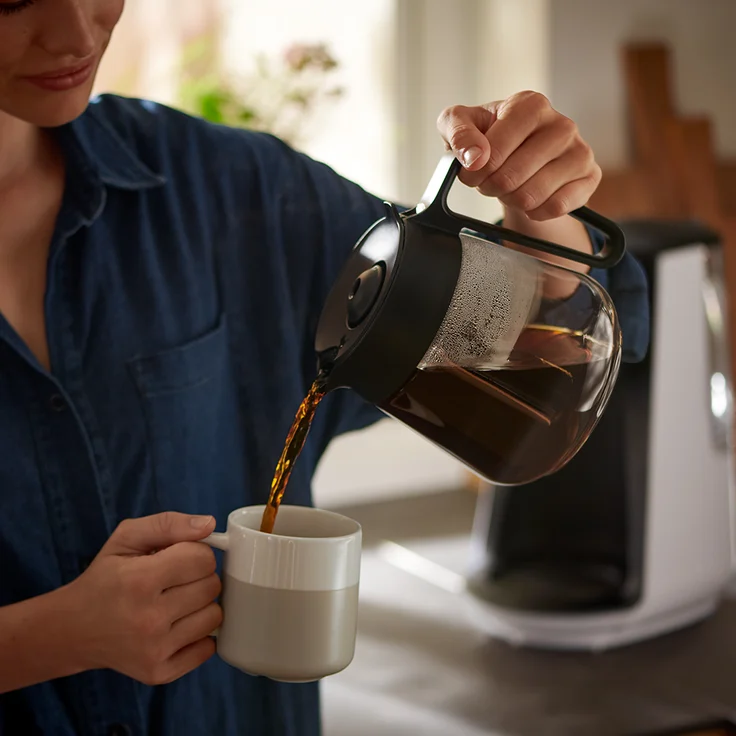 Tchibo Filterkaffeemaschine „Let’s Brew“, für bis zu 10 Tassen Filterkaffee, 1,2L Aroma-Glaskaraffe, Edelstahl-Warmhalteplatte, Tropf-Stopp, Abschaltautomatik, Weiß – Bild 6