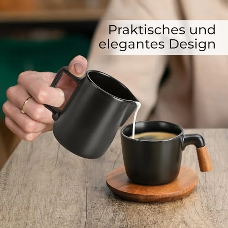 MIAMIO Milch und Zucker Set mit Deckel und Löffel, Keramik Milchkännchen und Holztablett, mikrowellen- und spülmaschinenfest, Schwarz – Bild 4