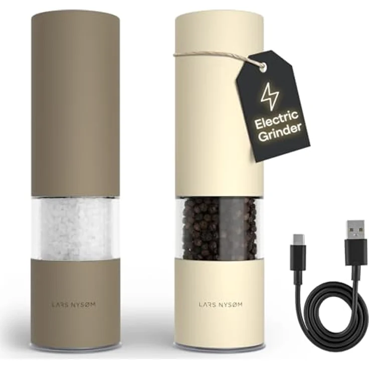 LARS NYSØM Salz- und Pfeffermühle Elektrisch 2er Set aus Edelstahl mit einstellbarem Keramik-Mahlwerk, USB-C wiederaufladbar, Brown/Beige, mit LED-Licht und Krümelschutzdeckel – Bild 1